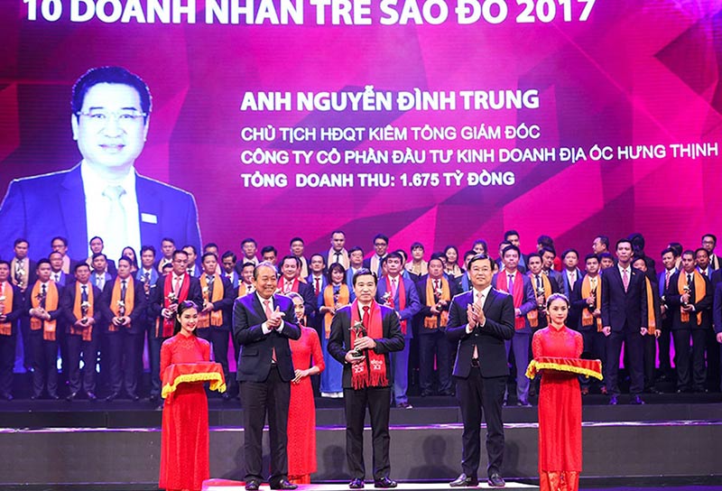 Ông Nguyễn Đình Trung – Chủ tịch HĐQT – Tổng giám đốc Hung Thinh Corp vinh dự đón nhận giải thưởng Sao Đỏ 2017
